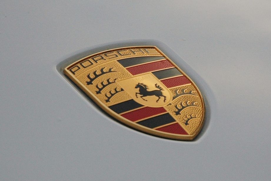 Dovedete si představit Porsche 911 s osmiválcem trčícím z přední kapoty? (Ilustrační foto)