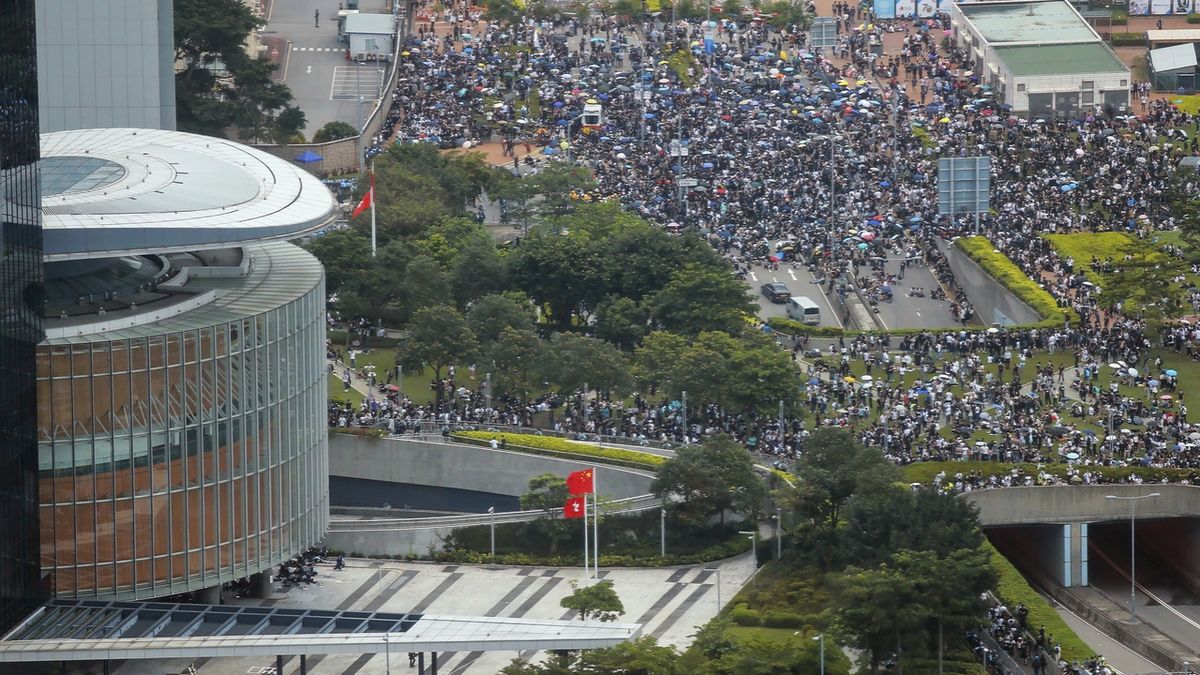 Tisíce lidí vyšly do ulic Hongkongu, aby vyjádřily nesouhlas s připravovaným zákonem o extradici do pevninské Číny.