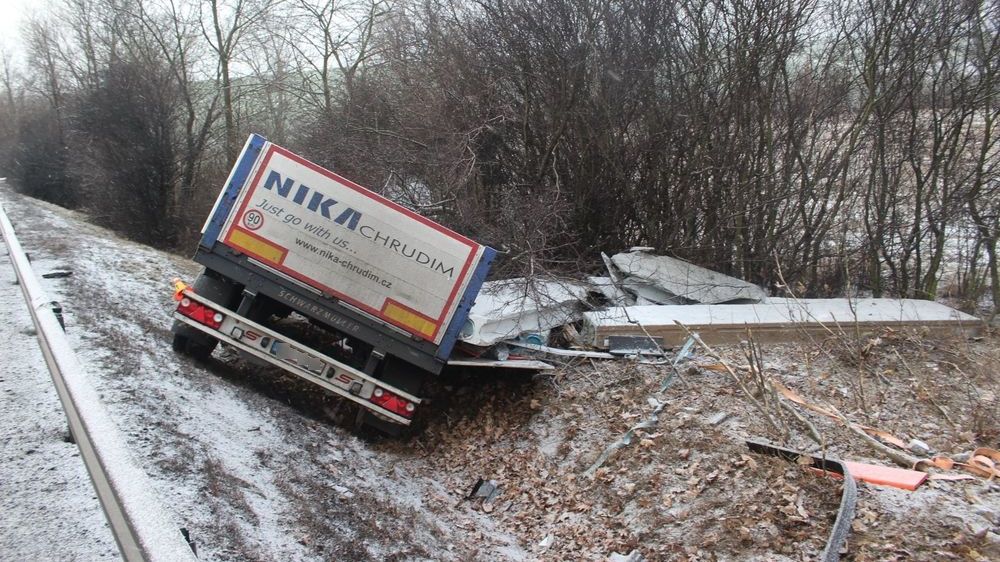 Řidič kamionu s nákladem betonových panelům měl při nehodě na dálnici u Prostějova 3,5 promile alkoholu v krvi, u soudu dostal dva roky.
