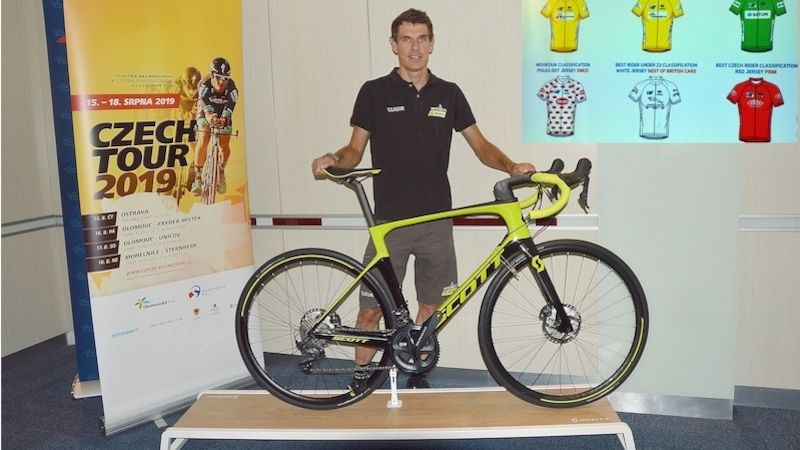 Daryl Impey, Jihoafrická republika, tým UCI World Tour Mitchelton - Scott, ve výřezu trikoty o které budou jednotlivci bojovat.