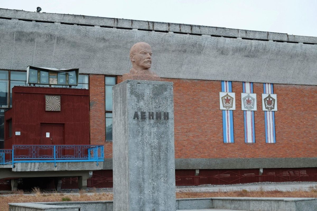 Městečko se pyšní nejseverněji umístěnou sochou Lenina. 