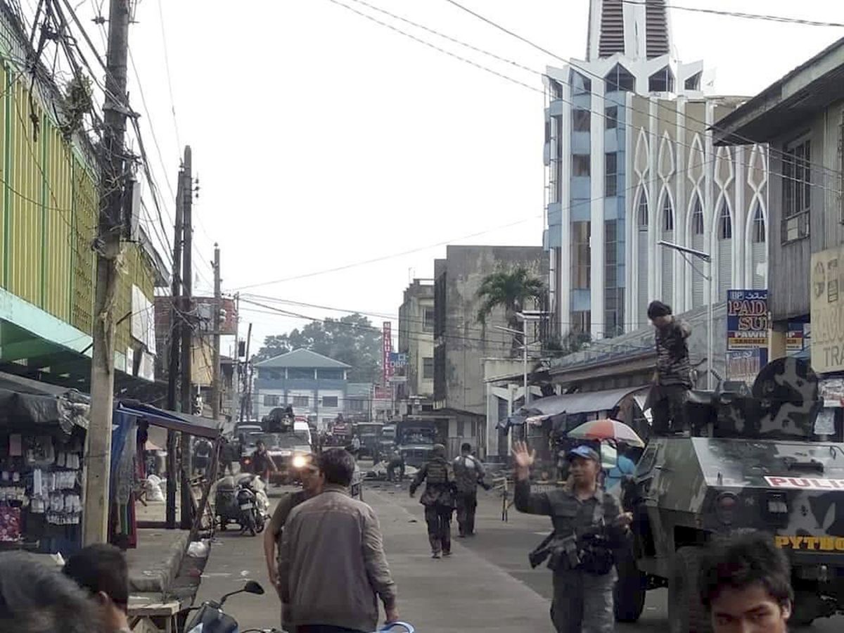Vojáci a policisté po atentátu oblast útoku uzavřeli 