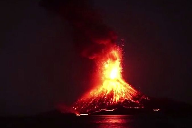 BEZ KOMENTÁŘE: Erupce sopky Krakatoa z 23. a 24. prosince