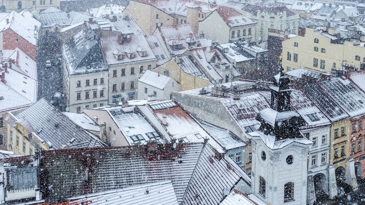 Silné sněžení zasáhlo Královéhradecký kraj. Na snímku je pohled z Bílé věže na zasněžené střechy domů v Hradci Králové.