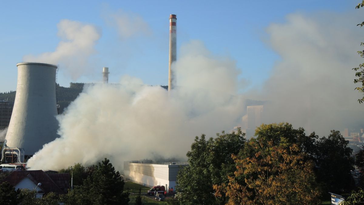 Hasiči likvidují požár skladové haly poblíž centra Zlína. 