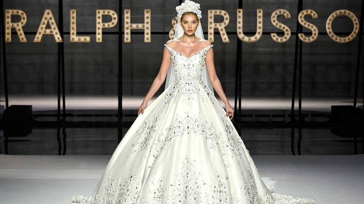 Modelka Elsa Hosková jako nevěsta značky Ralph & Russo