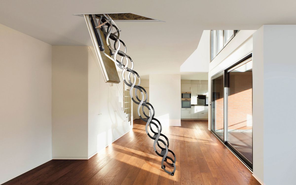 Protipožární stahovací schody Kombo mají plechové sendvičové víko s tepelnou a protipožární izolací, které je zabudované do stropu. Na konstrukci rámu je upevněn harmonikový žebřík spojený s víkem. Celý prostor schodů shora uzavírá zateplené víko. 