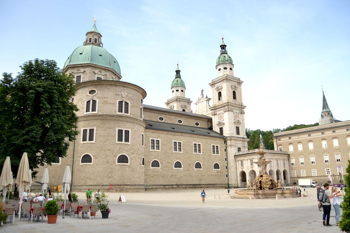Rezidenčnímu náměstí dominuje Salcburská katedrála.