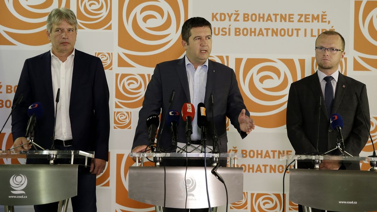 Zleva Roman Onderka, Jan Hamáček a Martin Netolický vystoupili 31. srpna 2018 na tiskové konferenci ČSSD po jednání předsednictva strany, které se zabývalo obsazením postu ministra zahraničních věcí.