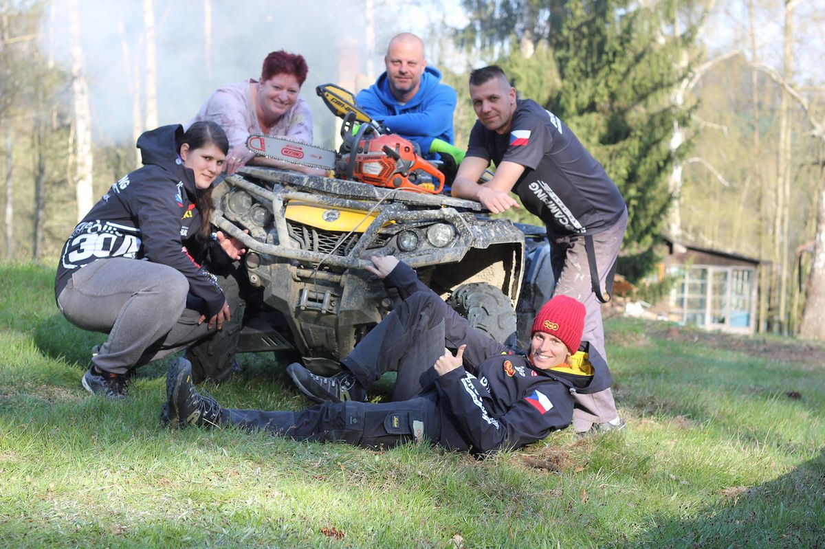 Při údržbě čtyřkolky se sešli (zprava) švagr Jan Procházka, mechanik Daniel Zelenka, maminka a sestra Ivona Tichá. Olga si lehla.