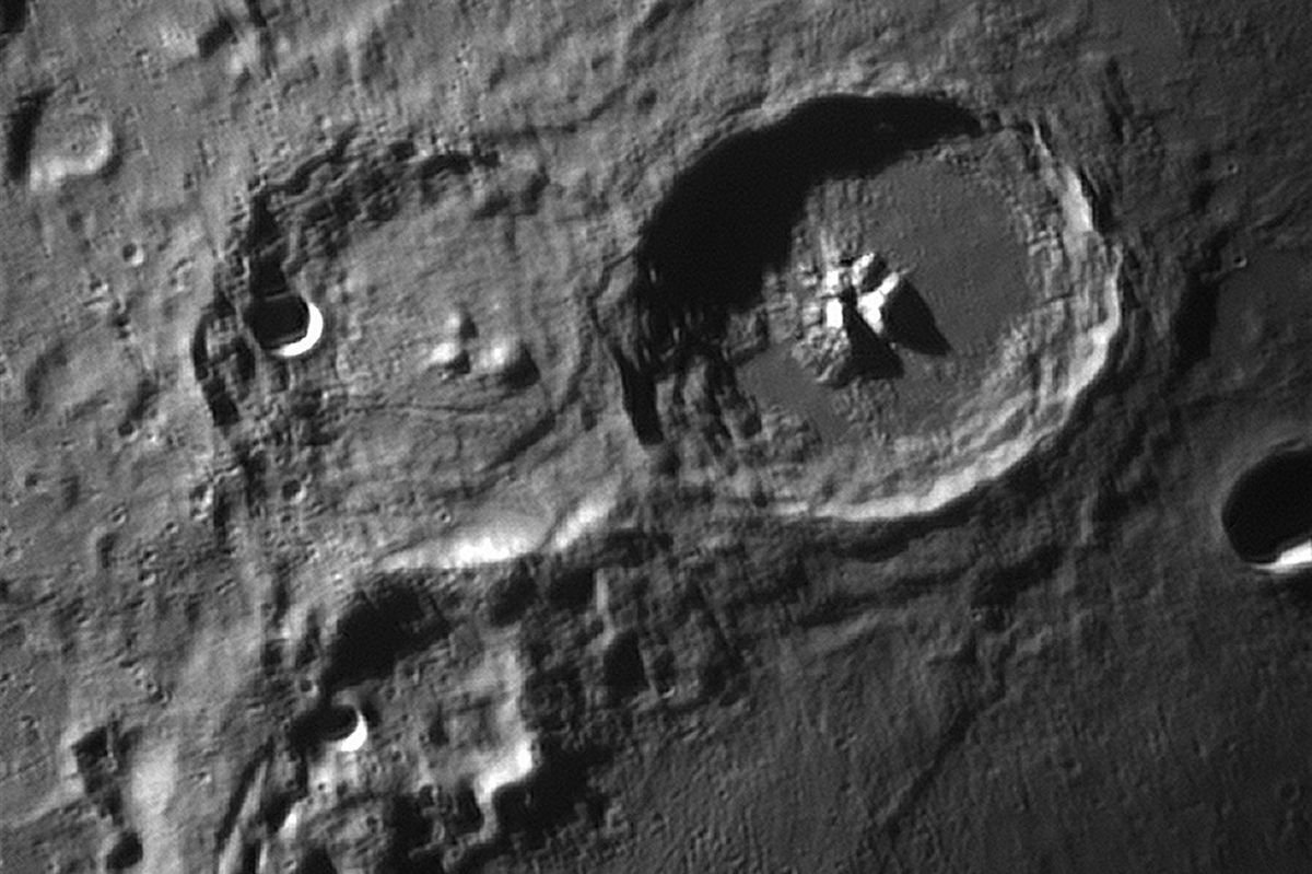 Měsíc je téměř celý pokryt regolitem, podložní horniny vystupují na povrch jen někde poblíž příkrých kráterů či lávových kanálů. Regolit zde začal vznikat před 4,6 miliardami let dopadem meteoritů či působením kosmického záření, které rozrušilo povrch.