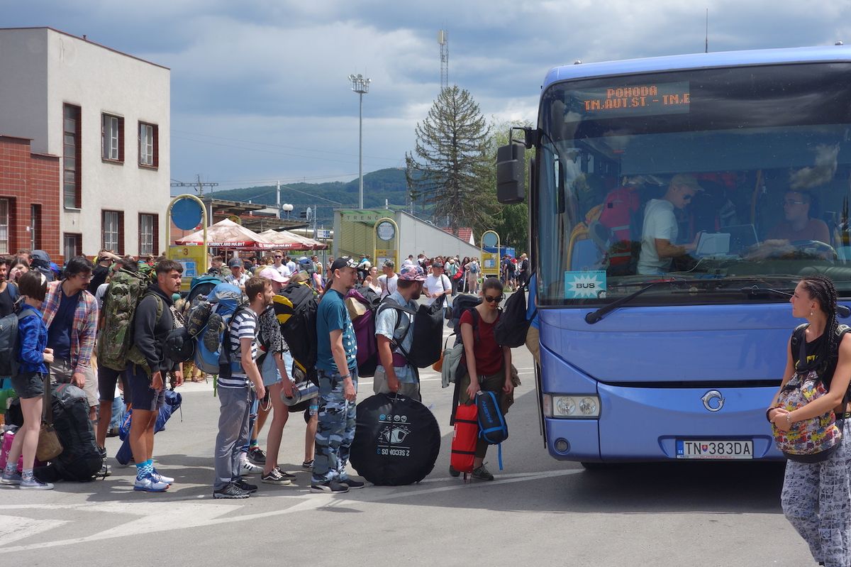 Z nádraží v Trenčíně svážely diváky na místo konání festivalu autobusy.