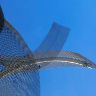 Detail kovové kopule (hlavy medúzy) na terase Tančícího domu