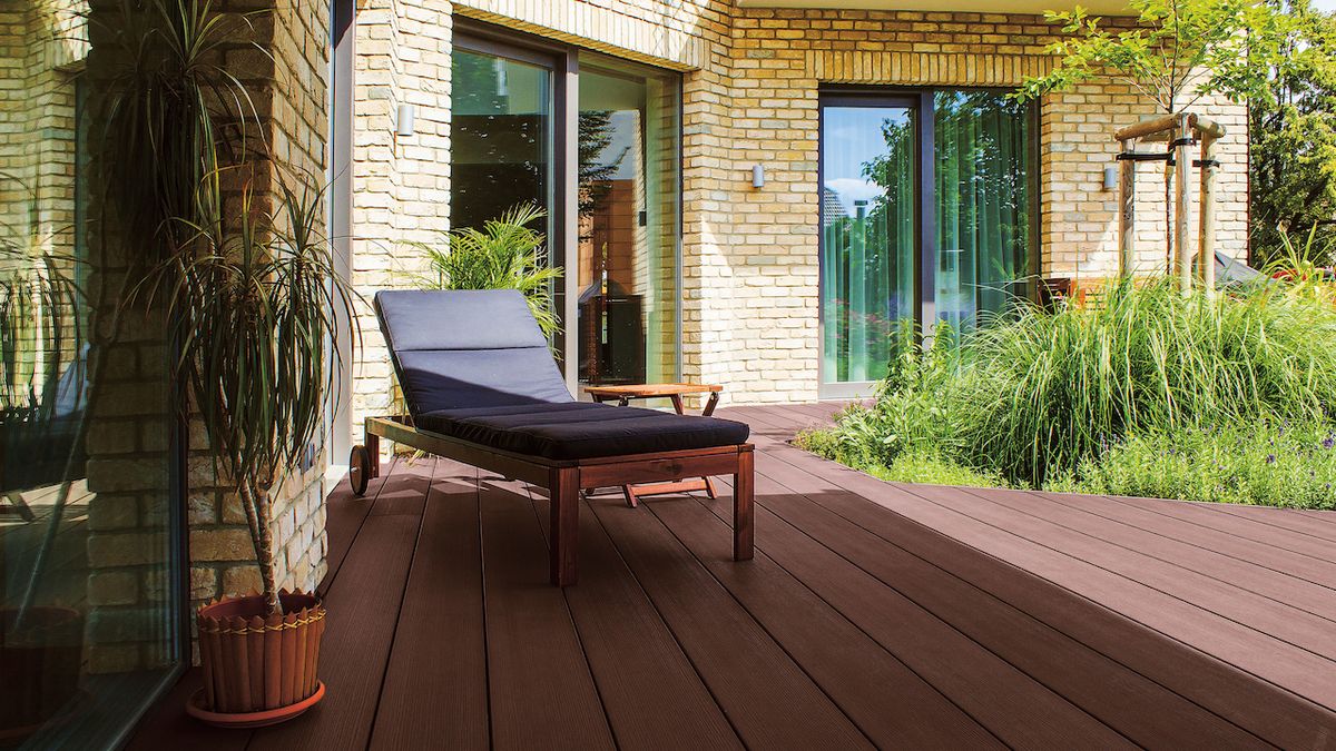 Nadčasový design dodává bezúdržbovým terasám Forest Wenge z dřevoplastu výrazný přírodní vzor, podtrhuje exotický vzhled a umocňuje dojem opravdového dřeva. 