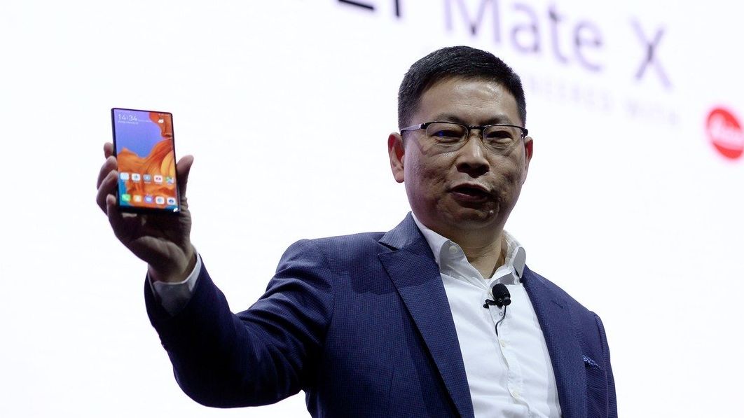 Generální ředitel Huawei CBG Richard Yu ukazuje nový skládací mobil