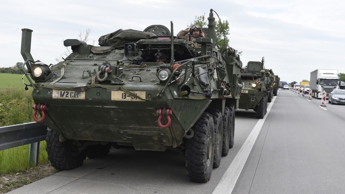Obrněný vůz americké armády stojí v odstavném pruhu na 34. kilometru dálnice D2 ve směru Bratislavu. 