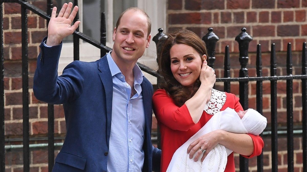 Vévodkyně Kate a princ William ukázali své třetí dítě.