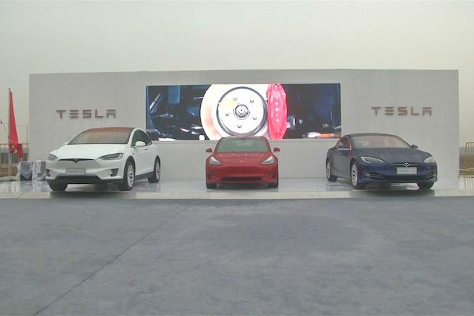 Elon Musk začíná stavět v Šanghaji obří továrnu