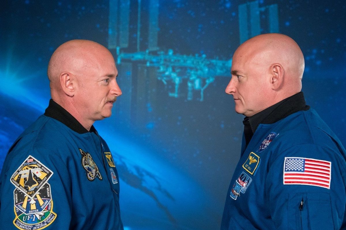 Bývalí astronauti a dvojčata Scott (vpravo) a Mark Kellyové