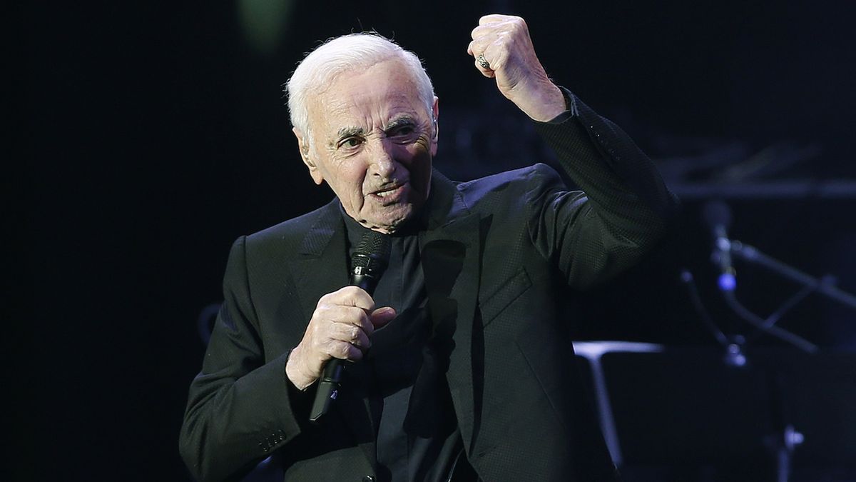 Charles Aznavour při svém pátečním vystoupení v Praze.