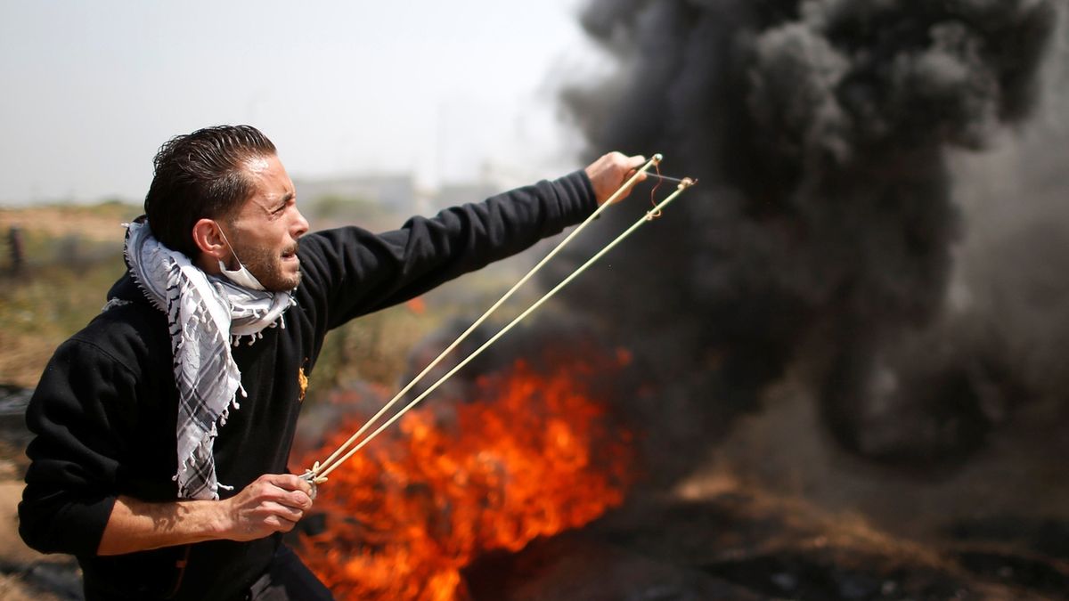 Palestinec střílí na z praku na Izraelce 