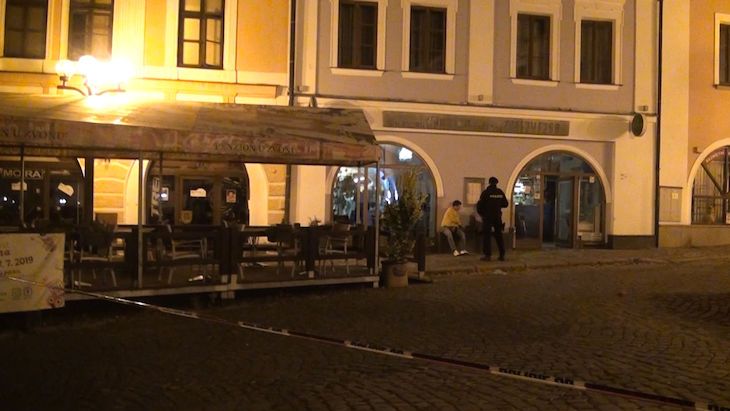 Vyšetřování na místě střelby v Rychnově nad Kněžnou