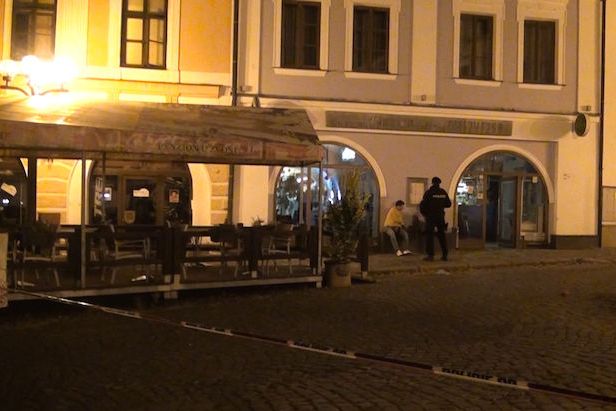 Vyšetřování na místě střelby v Rychnově nad Kněžnou