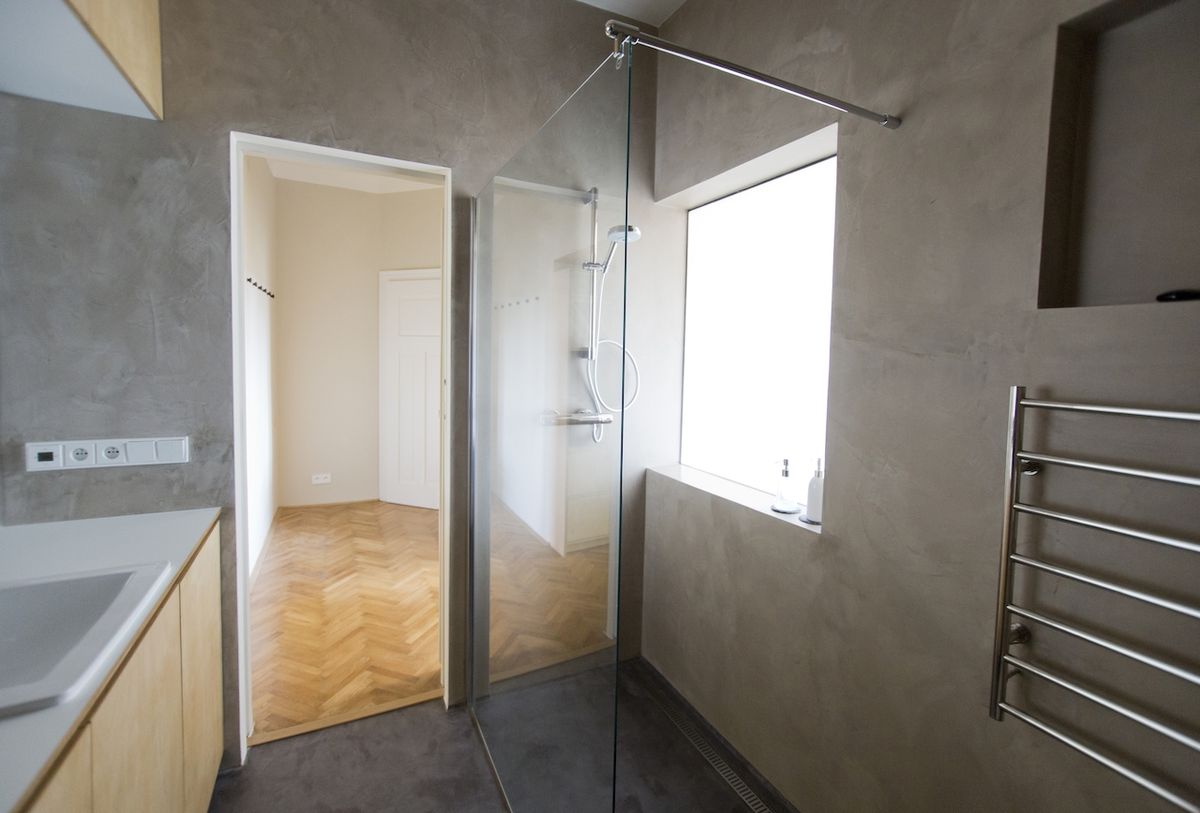 Koupelna je vnitřním pískovaným oknem propojena s ložnicí, se kterou se tak dostává do intimnějšího kontaktu. 