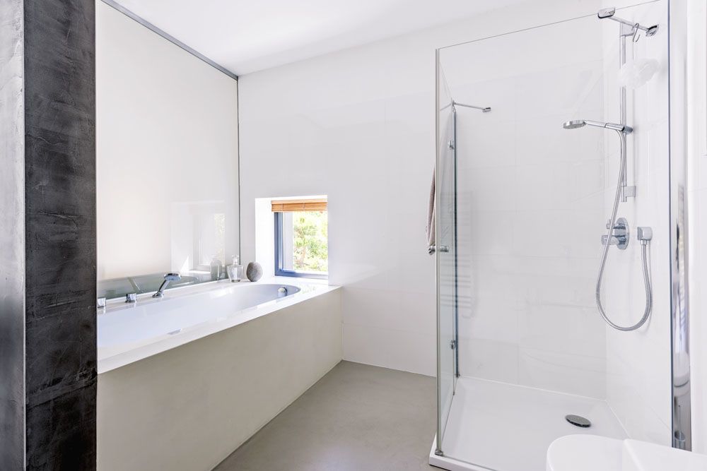 Stejně jako z ložnice, mohou majitelé i ze své koupelny, přímo z vany (Villeroy & Boch), pozorovat japonskou zahrádku.