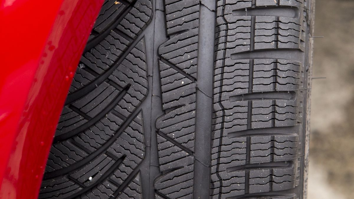 Na zimní pneumatiky zatím přezulo méně řidičů než loni