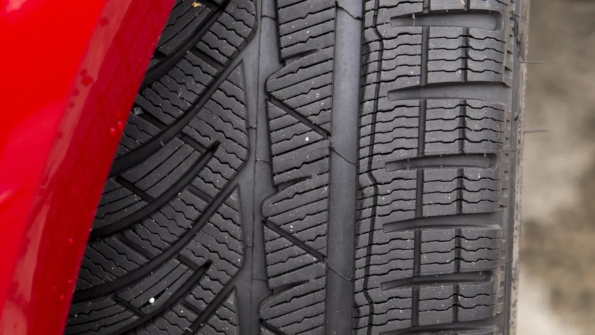 Zimní pneumatika (na snímku) se od letní liší tvarem drážek ve vzorku i směsí gumy.