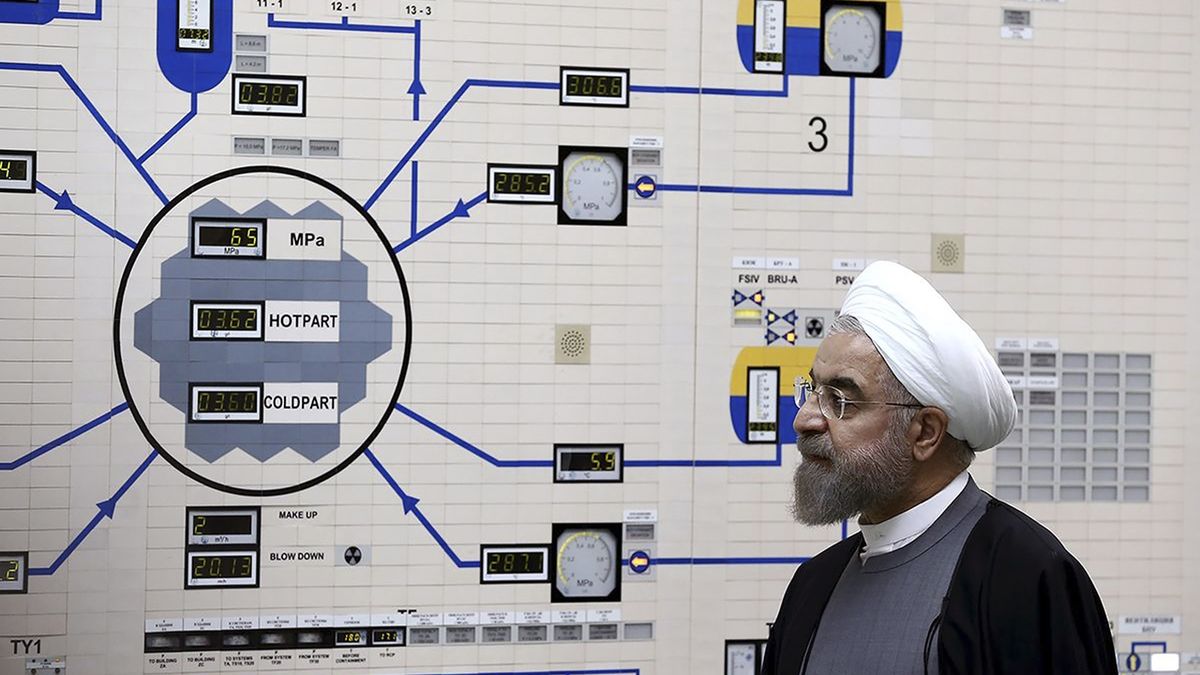Íránský prezident Hasan Ruhání na návštěvě v jaderné elektrárně v Bušeru 