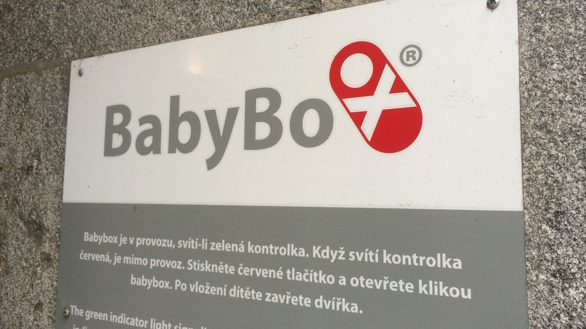 V babyboxu ve Znojmě našli novorozenou holčičku. Měla na sobě matčino tričko