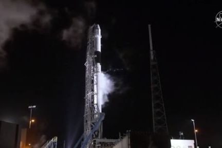 Záznam: Start nákladní lodi Dragon k ISS byl v poslední chvíli zrušen