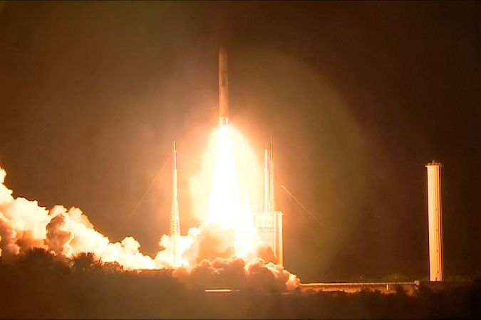 BEZ KOMENTÁŘE: Start kosmické rakety Ariane 5 z komsodromu Kourou