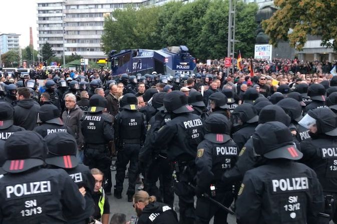 BEZ KOMENTÁŘE: Při protestech v Saské Kamenici musela zasahovat policie