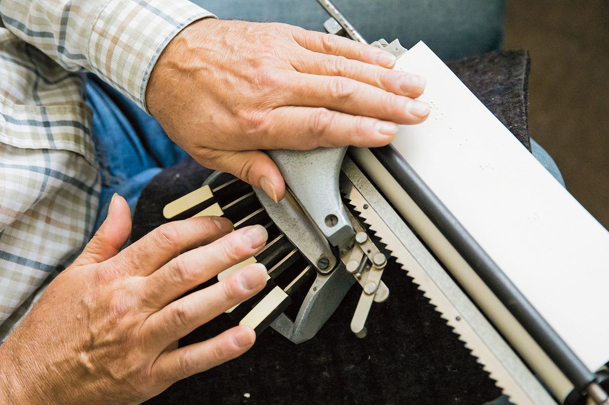 Do Pichtova psacího stroje se používá silnější papír, aby si vyražené body udržely tvar.
