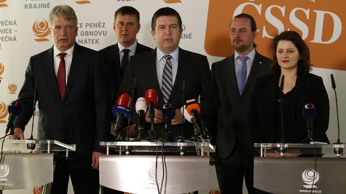 Vedení ČSSD, zleva Roman Onderka, Tomáš Petříček, Jan Hamáček, Ondřej Veselý a Jana Maláčová