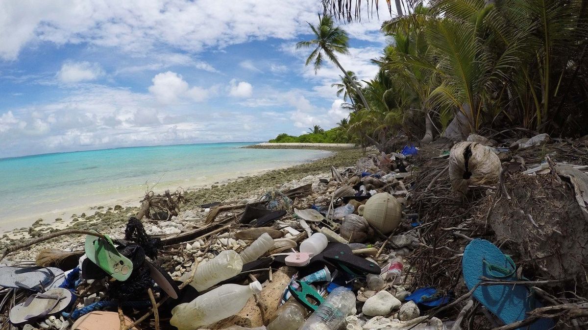 Kdysi krásné pláže na Kokosových ostrovech jsou zavaleny odpadky.
