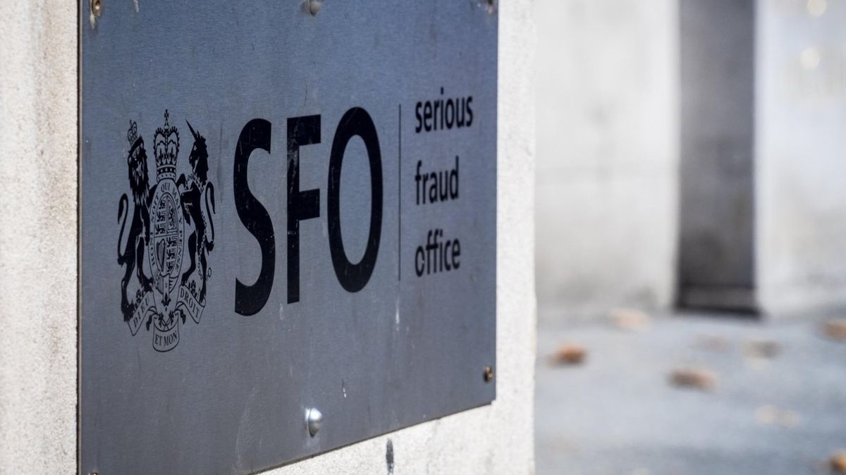 Plaketa na budově Úřadu pro vyšetřování závažných podvodů (SFO) v Londýně
