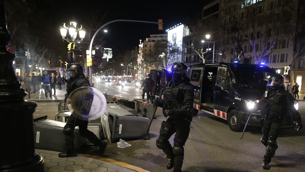 Katalánská policie Mossos při zásahu proti demonstrantům 