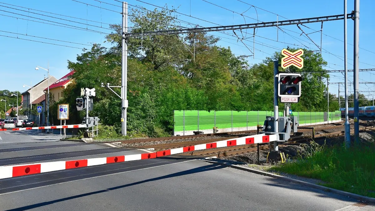 Zeleznicni Prejezdy V Cesku Budou Hlidane Kamerami Muzou I Merit