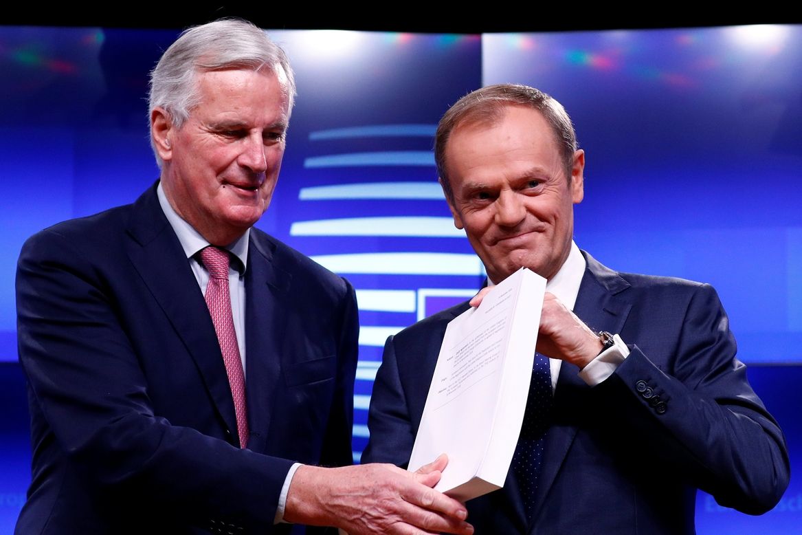 Vyjednavač EU k brexitu Michel Barnier (vlevo) a šéf Evropské rady Donald Tusk s dohodou o britském odchodu z unie.