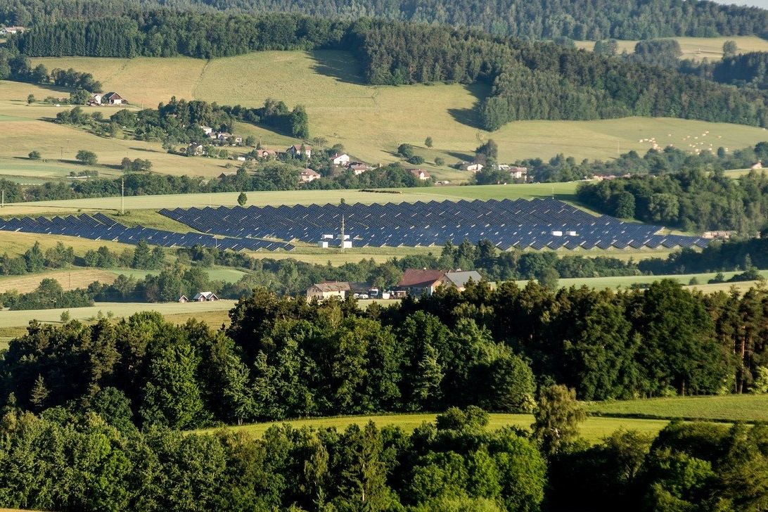 Solární elektrárna poblíž Českého Dubu na leteckém snímku