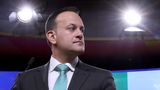 Irský premiér šel kvůli koronaviru znovu dělat lékaře
