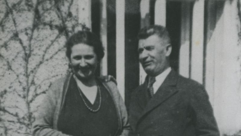 Marie a Tomáš Baťovi před jejich vilou ve Zlíně