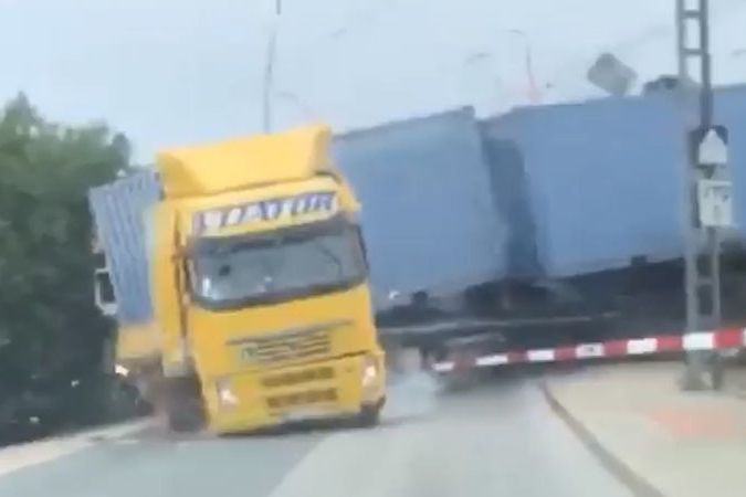 BEZ KOMENTÁŘE: Svědek natočil srážku vlaku s nákladním autem