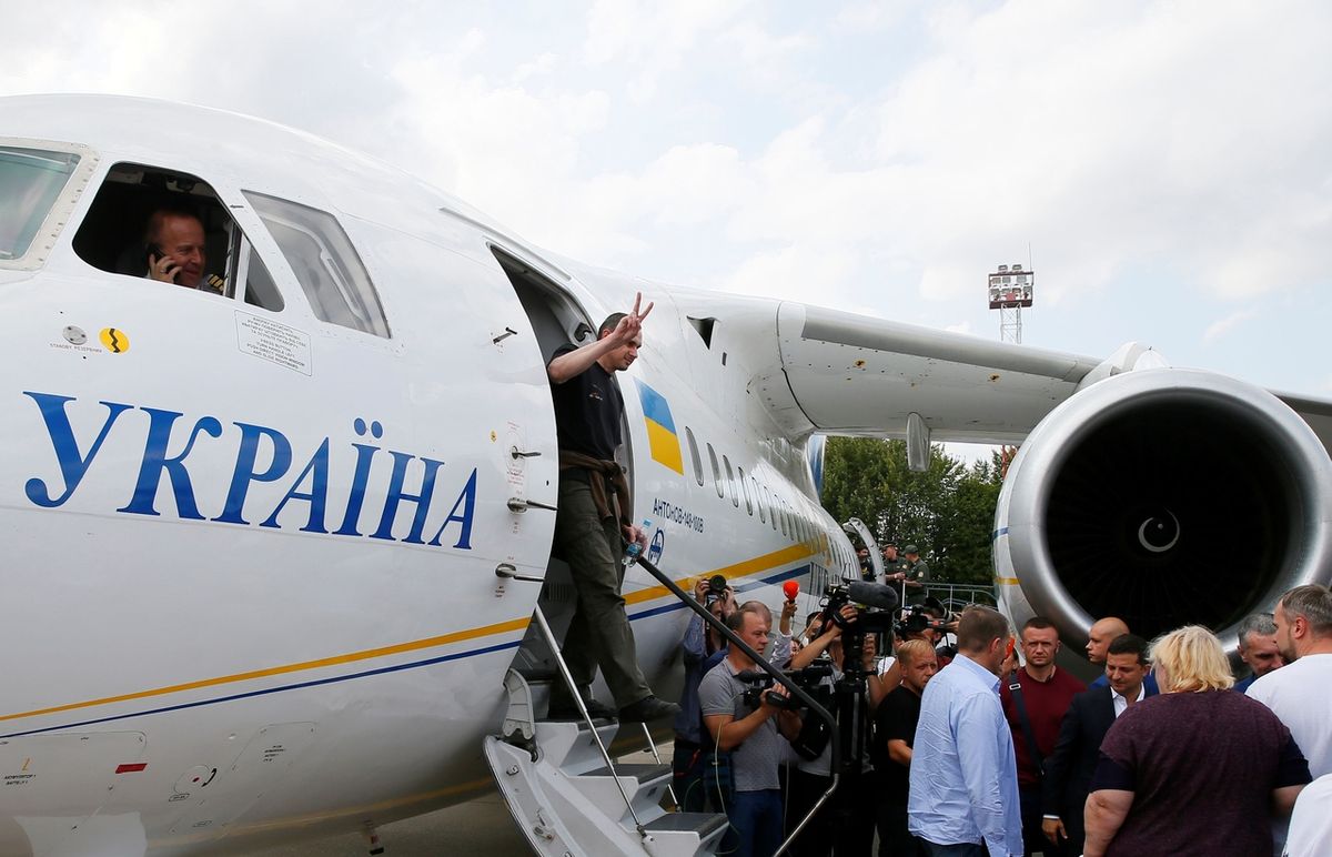 Ukrajinský režisér Oleh Sencov vystupuje z letadla na letišti Boryspil v Kyjevu.