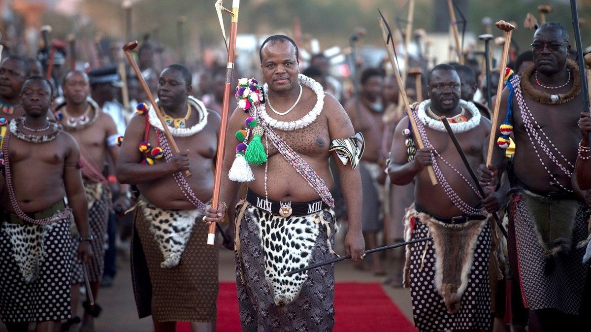 Král Mswati III. (uprostřed) s oblibou nosí tradiční oděv. 