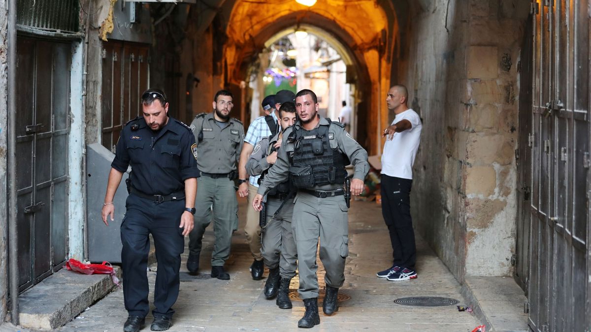 Izraelští policisté u místa útoku v jeruzalémském Starém městě